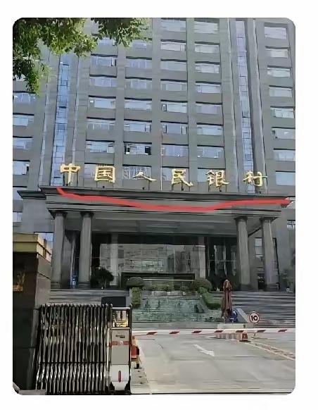 11月30日，
银行终于传来好消息！
从12月1日开始，去银行不管是
取钱还是存