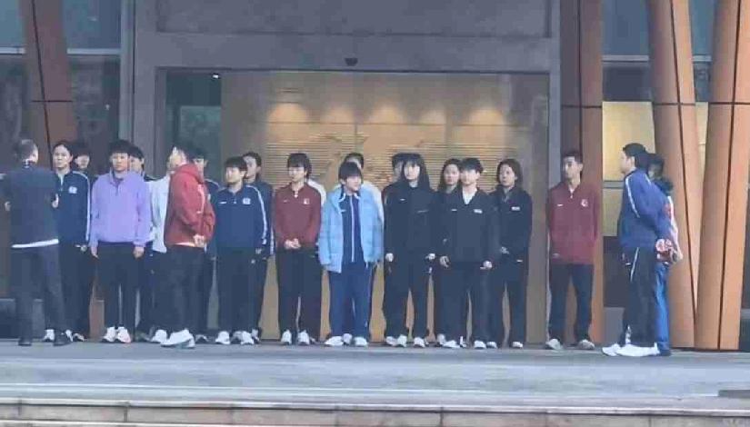 人群中一眼就看到莎莎，
两队排排站，
马琳指导像是在训话，
邱贻可指导背着手监督