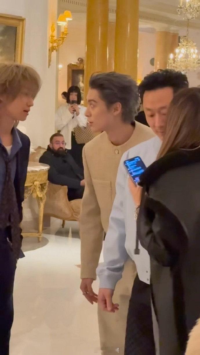 徐明浩问王鹤棣你头发染啦 秀场上三个帅哥坐在一起，颜值同框太上头，被夸是最权威的