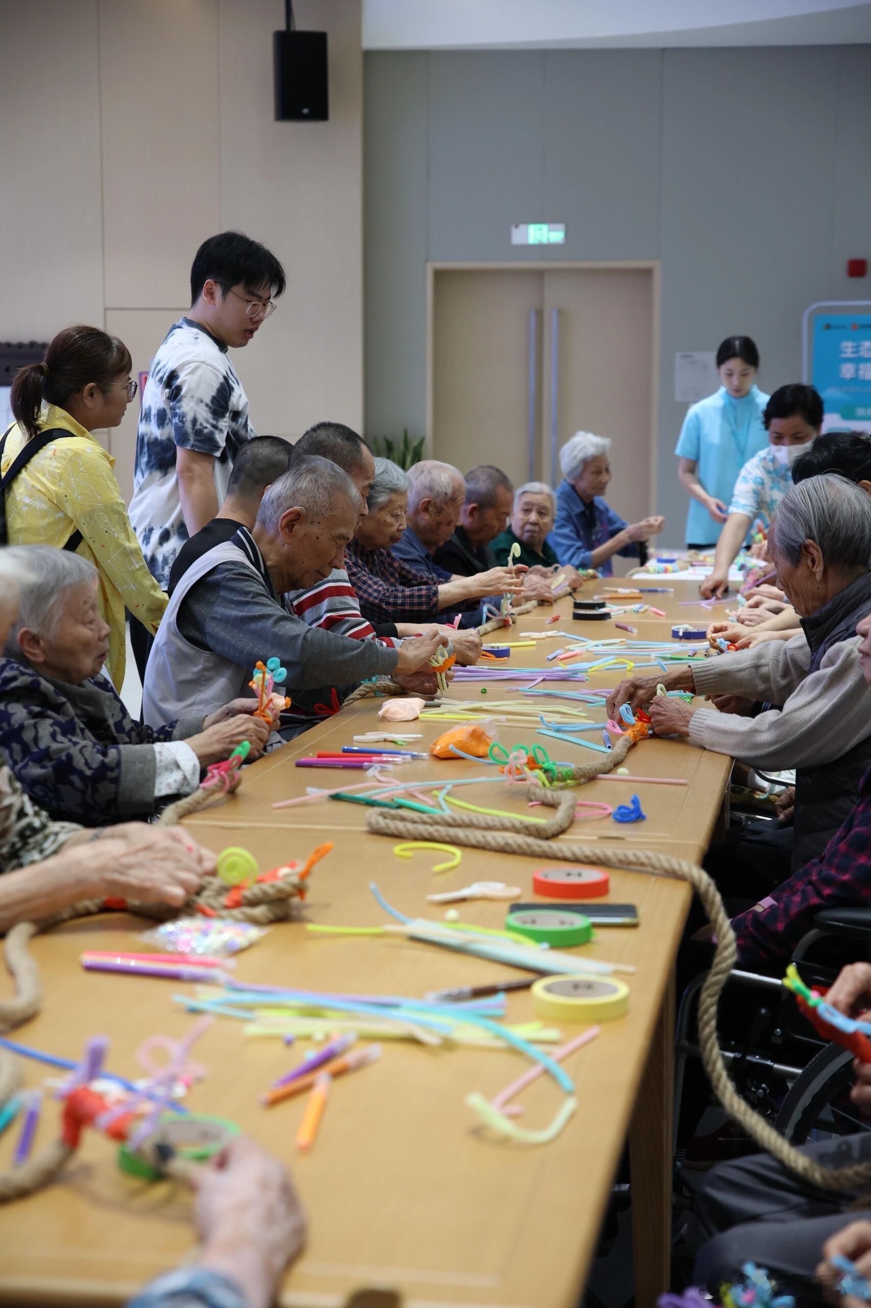 入职怀疑自己能行吗一干就是15年他们用半辈子的温柔，撑起了无数老人的体面。这么好