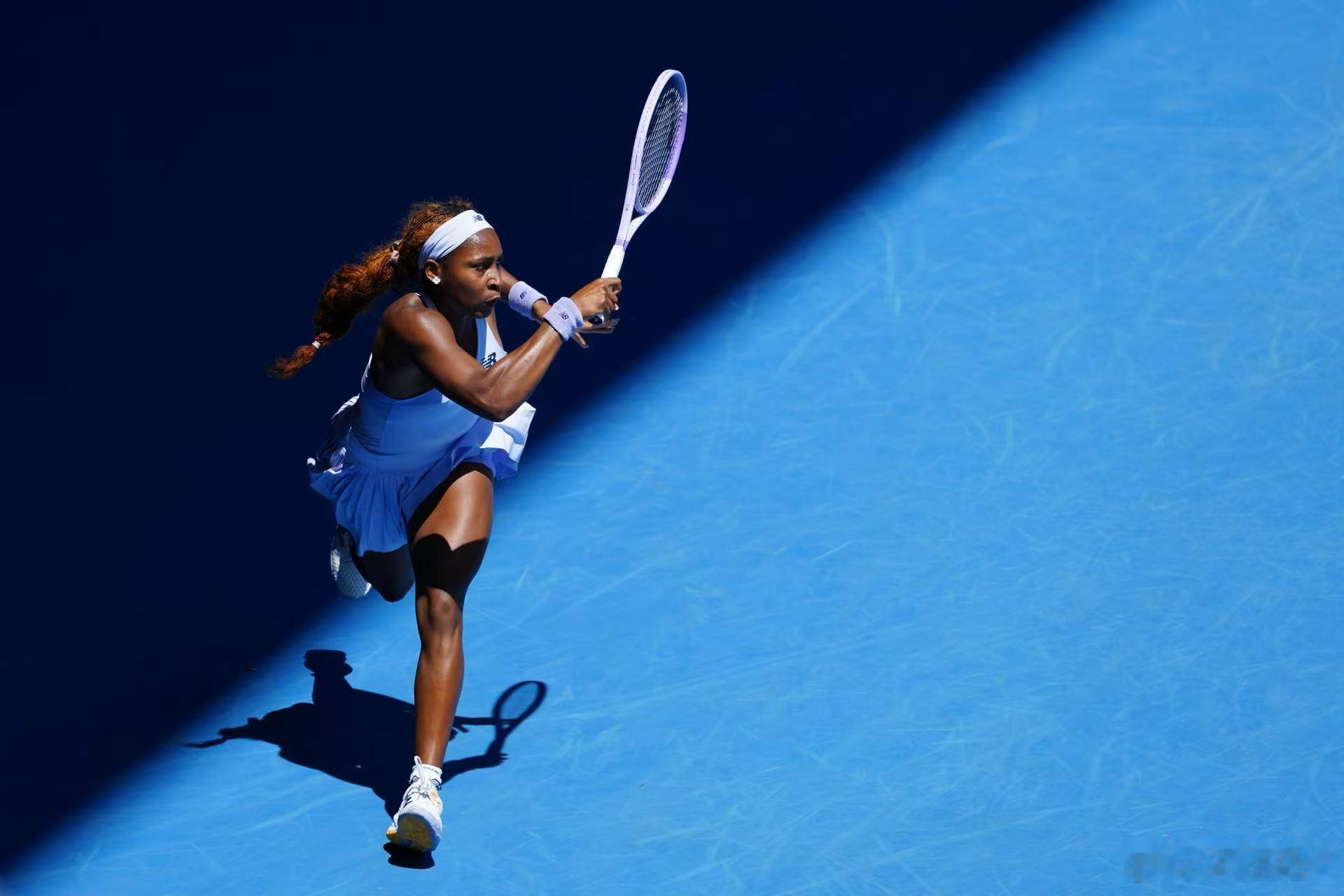 高芙赢球比发球时头抬得高。高芙迎澳网开门红高芙2比0战胜拉希莫娃