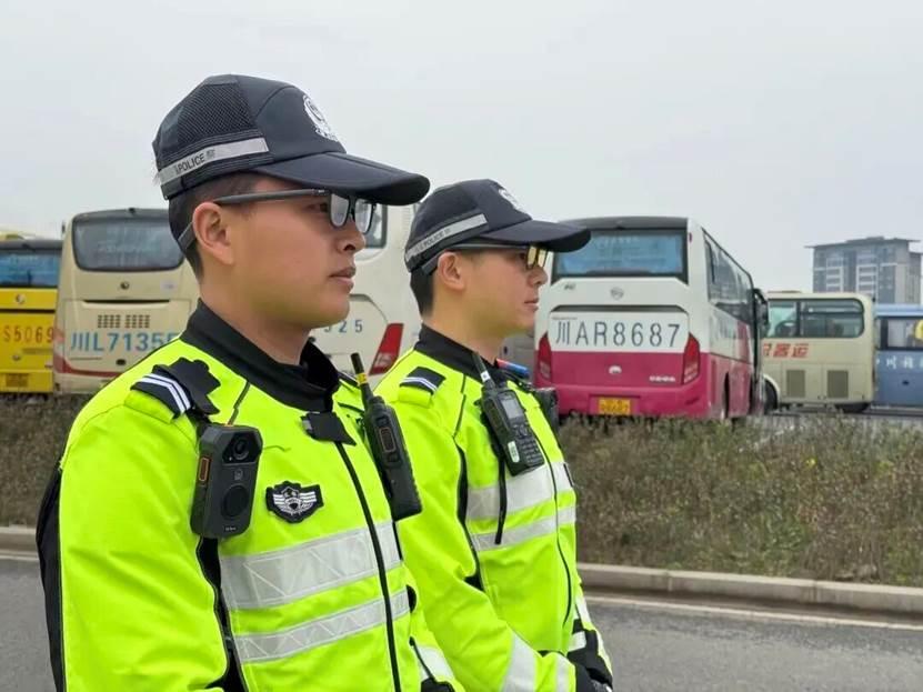 成都交警戴上“科幻眼镜”过节：7万游客挤爆熊猫基地，交通竟然没崩？


春节假期