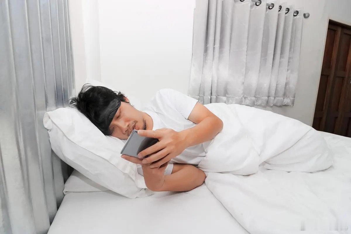 #留意侧躺玩手机后的眼睛变化#侧躺时，眼睛与手机屏幕的高度和角度不一致，这会导致