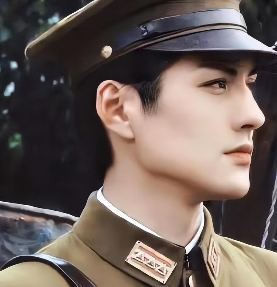 [微风]2000年，21岁的严屹宽被上海一个富婆看上，富婆提出用1个亿包养他，日