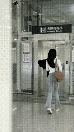等电梯这几下，是要去见多么重要的人啊，感觉她好开心。