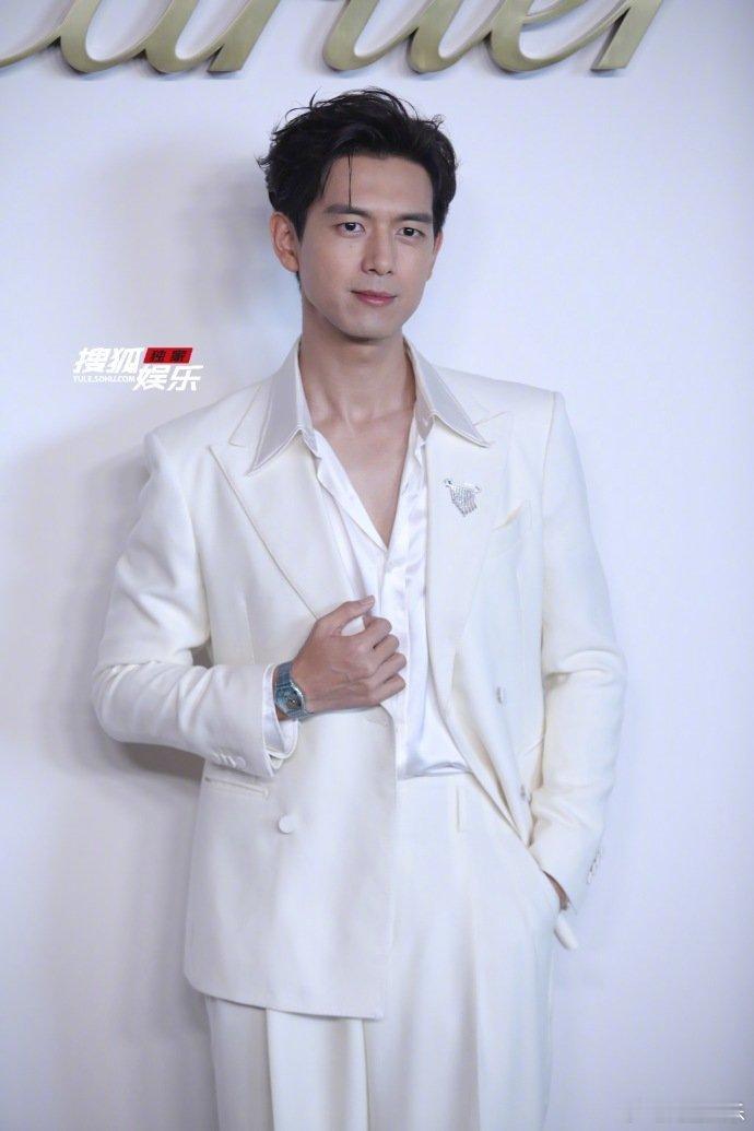 李现V领内搭白西装王子感李现大理活动李现V领内搭白西装王子感，李现大理活动，气质