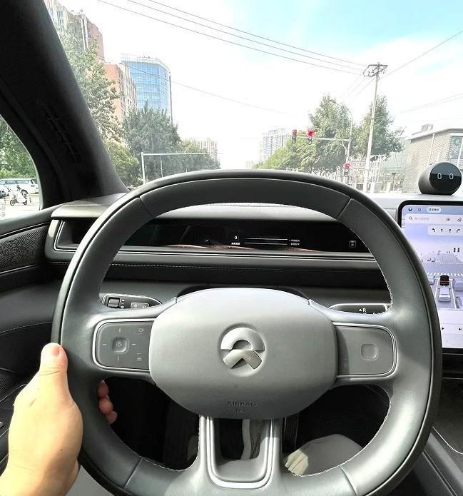 我开了半天的蔚来 ES8 五座版，跟你说几个让我特别心动的真实感受。
首先这空间