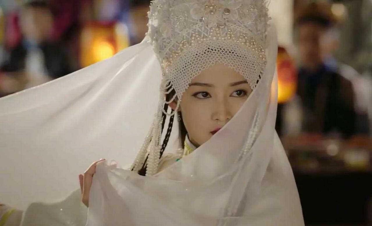 关于香妃的文艺创作，往往有一段皇帝对她极为宠爱，引起太后不满，最终太后将香妃赐死