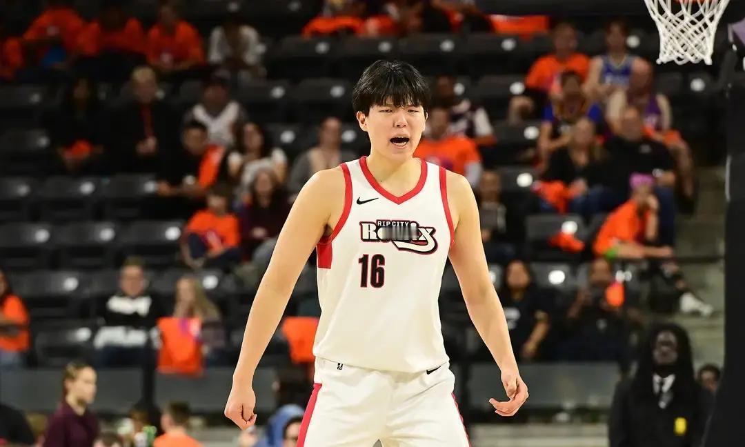 杨瀚森这小伙子，最近球探报告可没少提他。问题摆在那儿，挺明显。
 
防守端老毛病