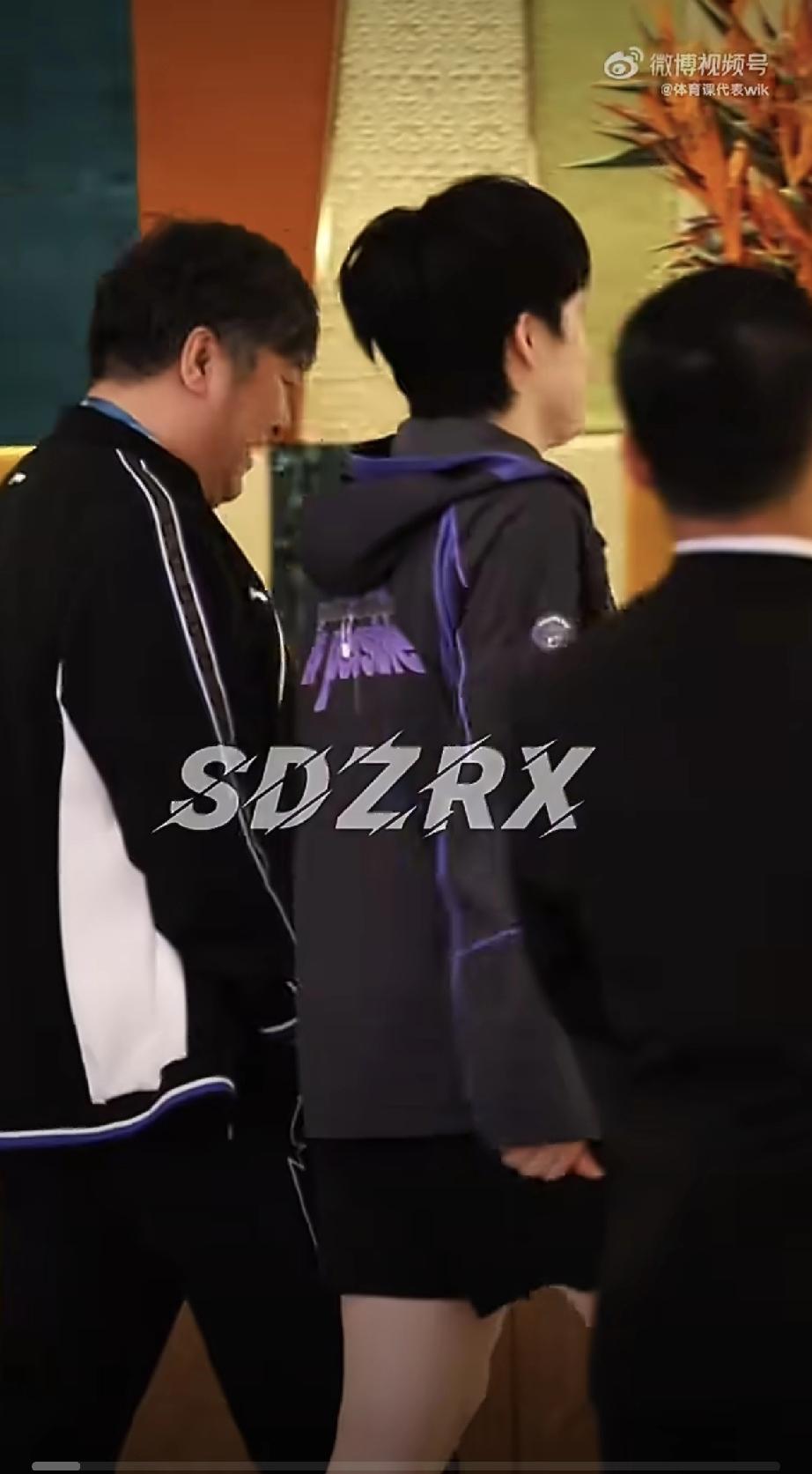 刚刚，在澳门备战澳门世界杯的王楚钦结束今天训练，和孙逊指导一起返回酒店，电梯中遇