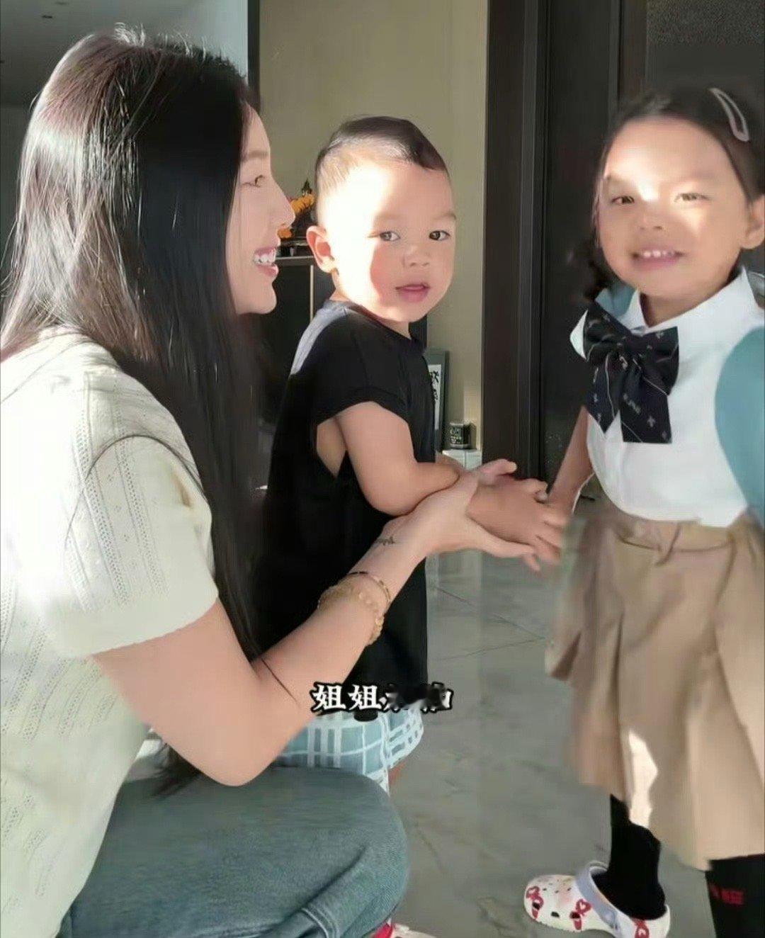 小猪先生兜儿送女儿上学小猪这基因也太强大了 三个孩子简直一个模子里刻出来的一样 