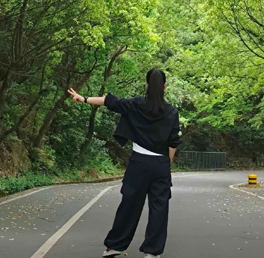 男人回避
给女人说个秘密，想知道一个男人爱不爱你
你就在深夜，趁他睡熟的时候不小