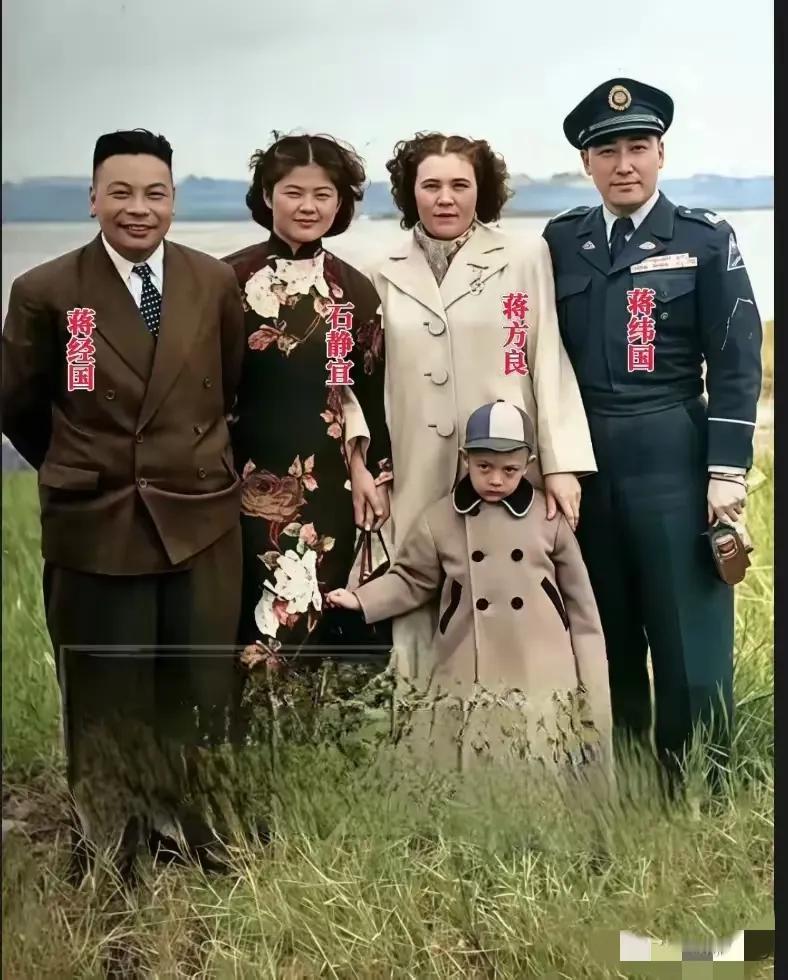1949年，在杭州，蒋经国夫妇与蒋纬国夫妇留下了一张合影。那是一个特殊的历史时刻