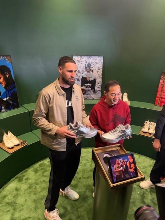 安踏与克莱·汤普森签下终身合同✍️✍️ 