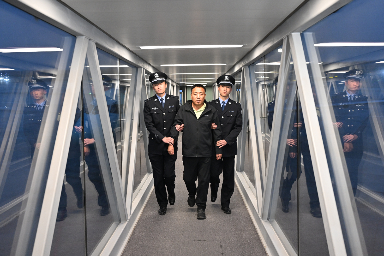 银川原副市长郭柏春案一审开庭,管辖权异议和回避申请等被驳回 曾因渎职犯罪被跨国追逃