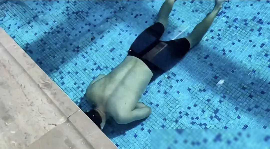 在郑州，一位游泳馆教练在憋气训练时不幸溺亡，而工作人员却只是拍下了全过程。这一悲