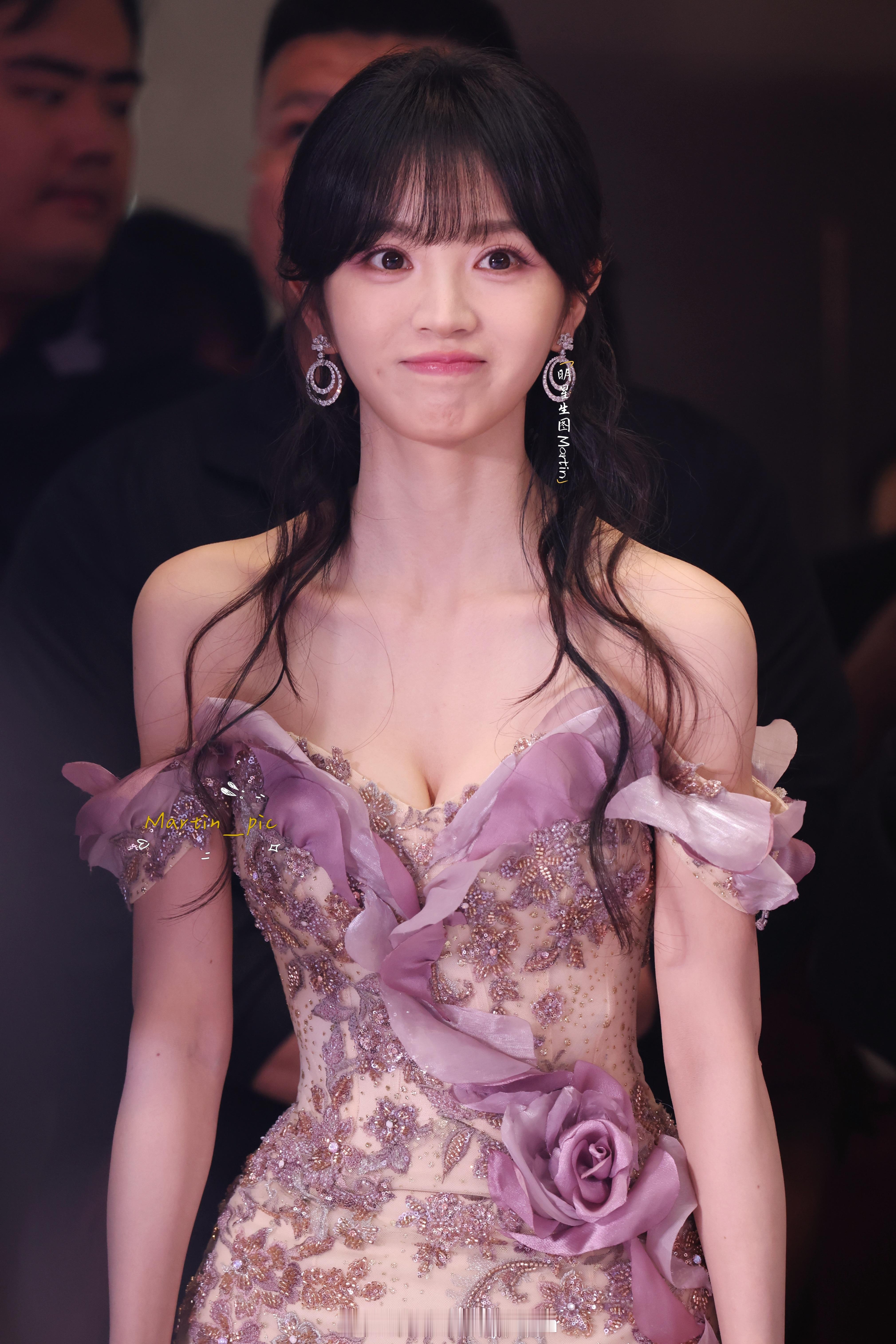 田曦薇[超话]  田曦薇 251012力士站台生图掉落！紫色果然更有韵味[爱慕]