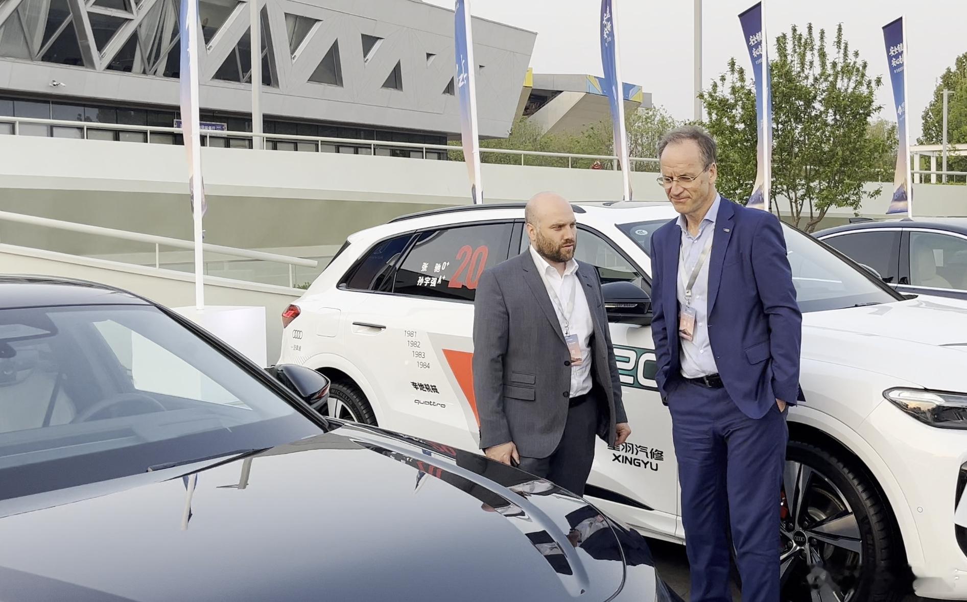 2026华为乾崑技术大会现场，不仅看到了37款合作实车的最强车阵，还抓拍到了奥迪