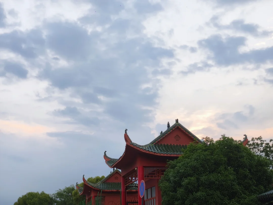 天空与古刹