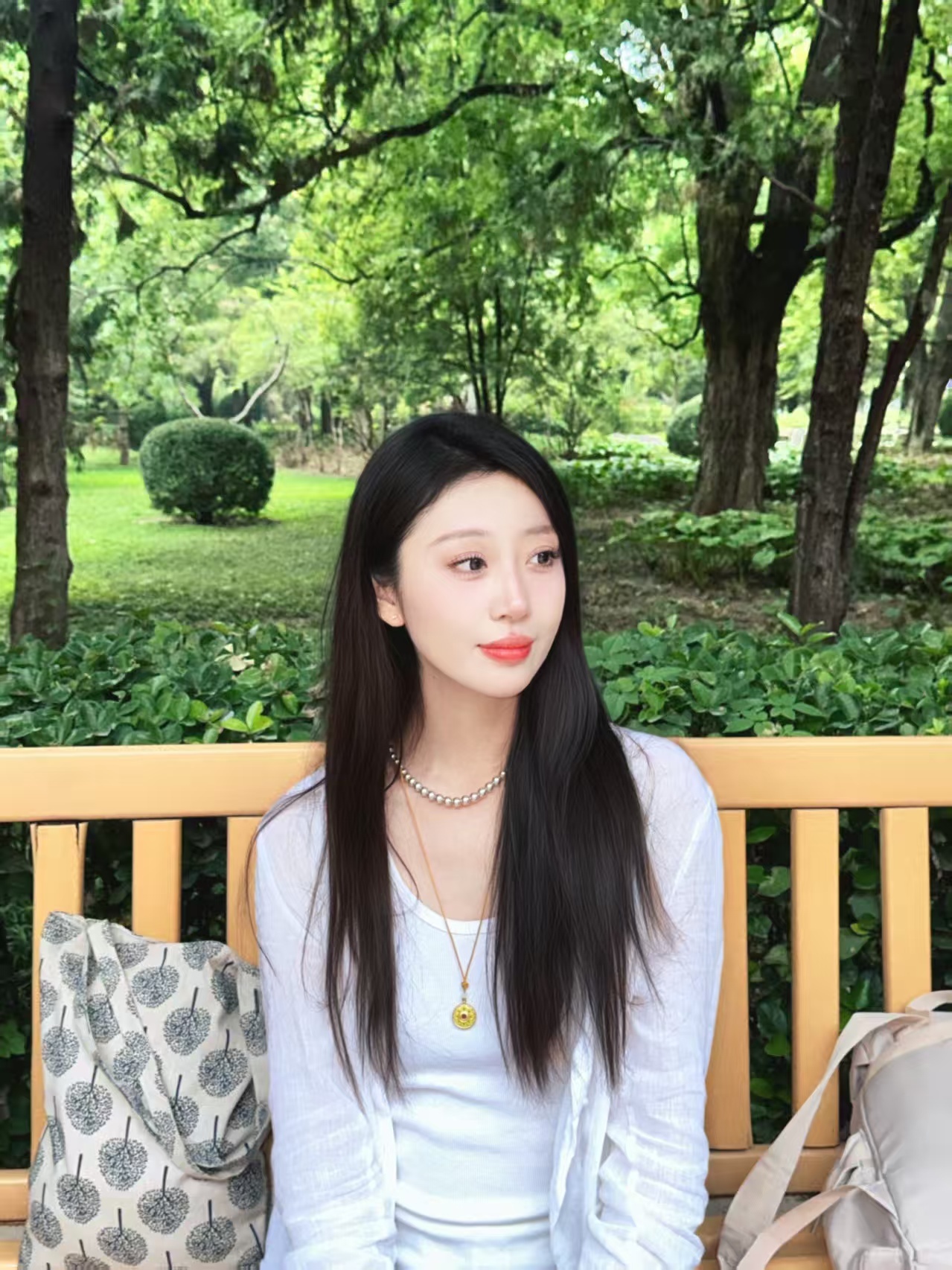 天气这么好，当然要去公园坐坐啦！捕捉一个公园里的悠闲时刻~ ☀️🍃 ​​​