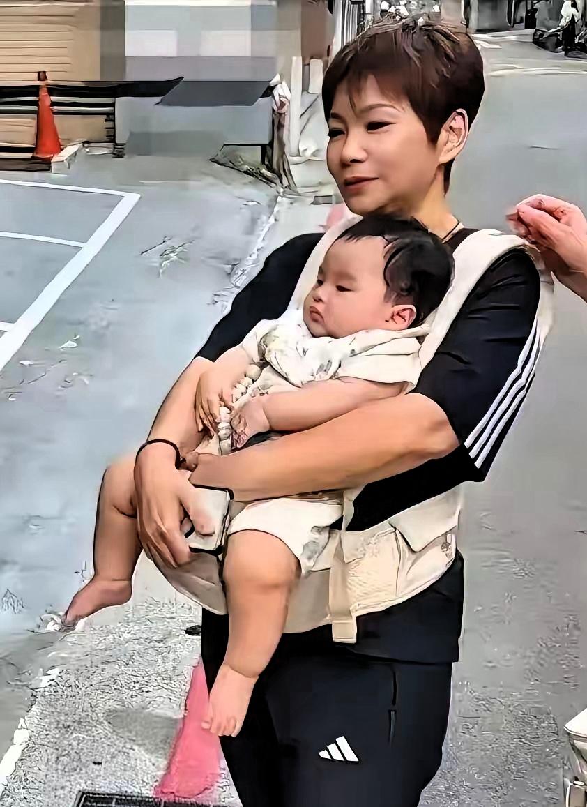 谁也没想到，荧幕外雷厉风行的汪小菲，私下竟是温柔细心的暖心女婿。不炒作不张扬，只