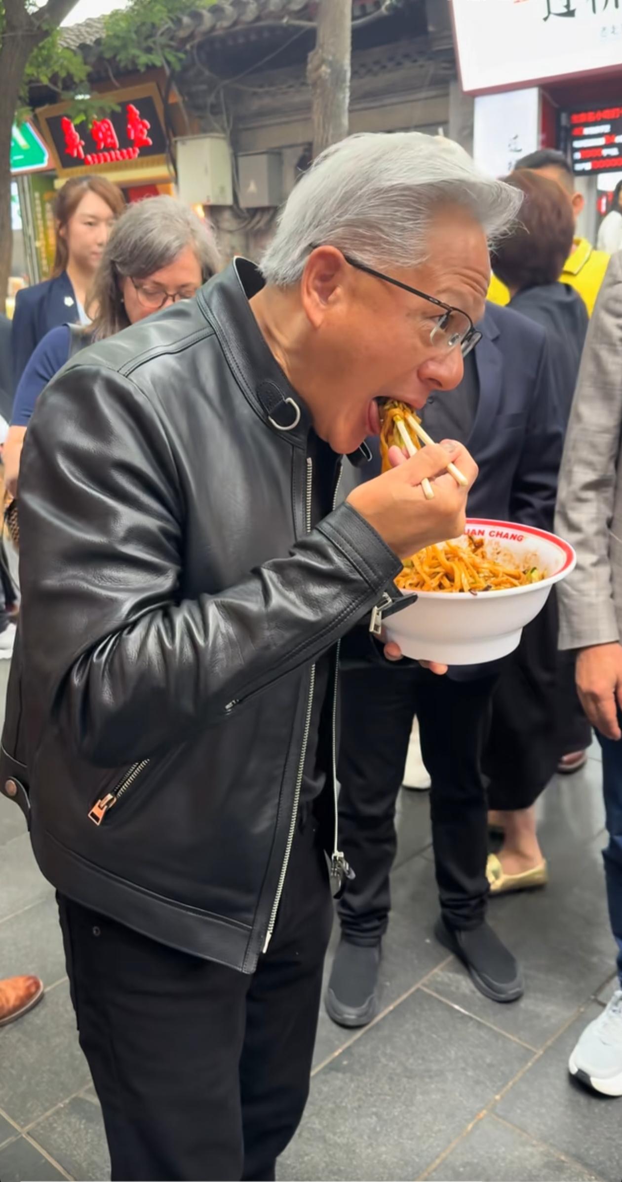 黄仁勋是最后一个上特朗普飞机的人，却在中国玩得最开心。他也许觉得自己回到了故土，