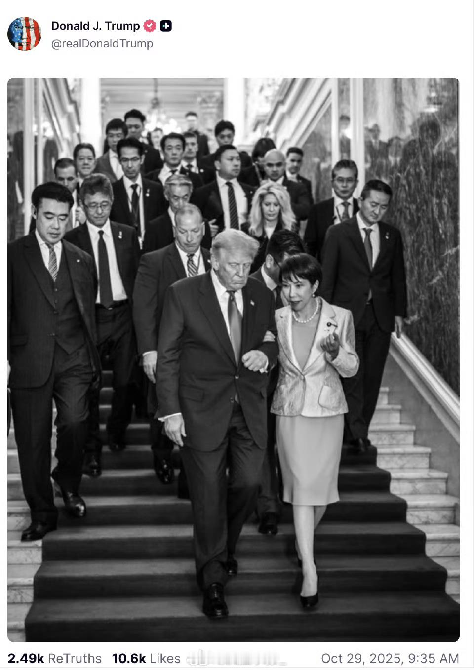 特朗普离开日本前，在自己的社交账号发布的照片。 ​ ​​​