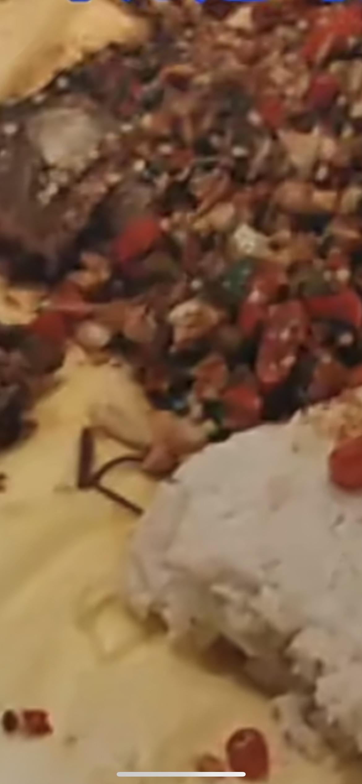 长沙一男子和女友入住酒店 ,把饭菜倒床上 ,水杯也被摔碎，导致床单被褥等物品无法