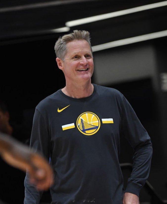 勇士主帅科尔爆料，打架在NBA是常事，“我们队里每年一般会出现2-3次打架。” 