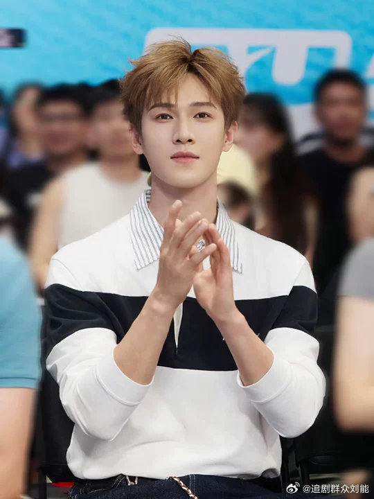 李昀锐被保安牵手我要笑鼠了！李昀锐被保安大哥一把牵走了哈哈哈！李昀锐被保安一把牵