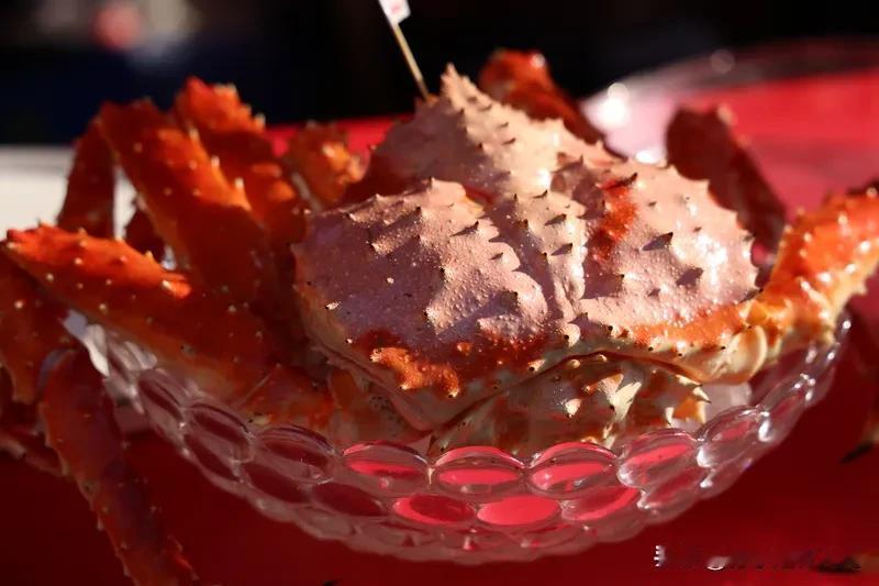 南大食堂卖高端海鲜这事太火了！近日，南大仙林校区第九食堂重新开业后，推出帝王蟹、