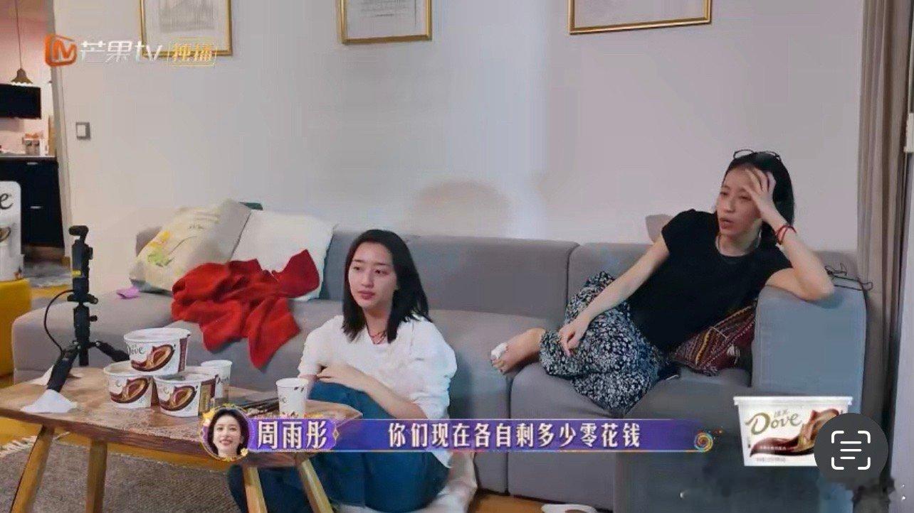 #邓恩熙我钱花哪了#钱包空空如也，小妹的心头微凉。心中渴望滑翔蓝天，奈何口袋空空