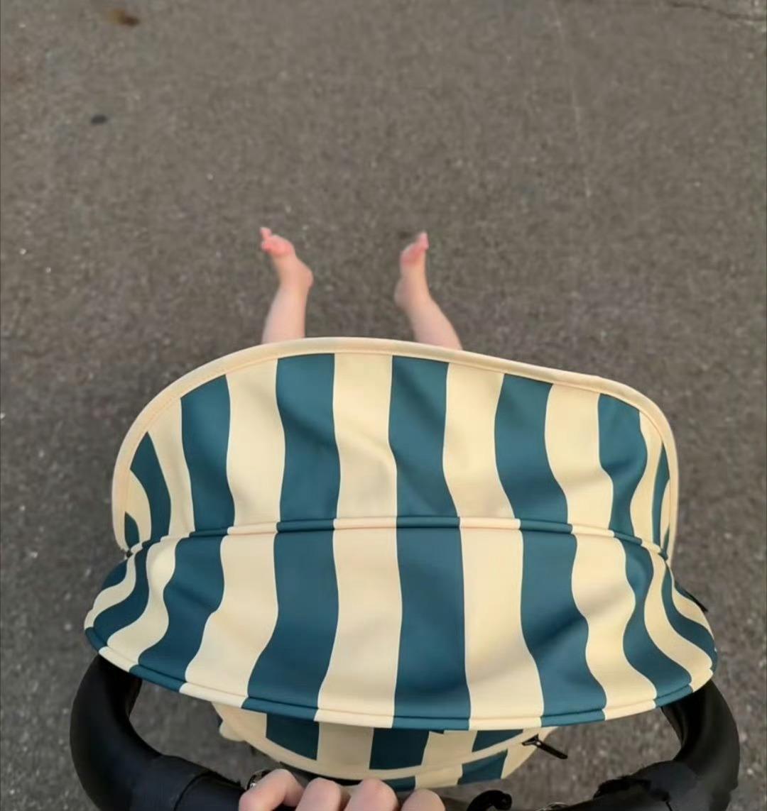 何穗晒儿子小脚丫 阳光下软糯的小脚丫，是何穗藏不住的幸福，简单的日常画面格外动人