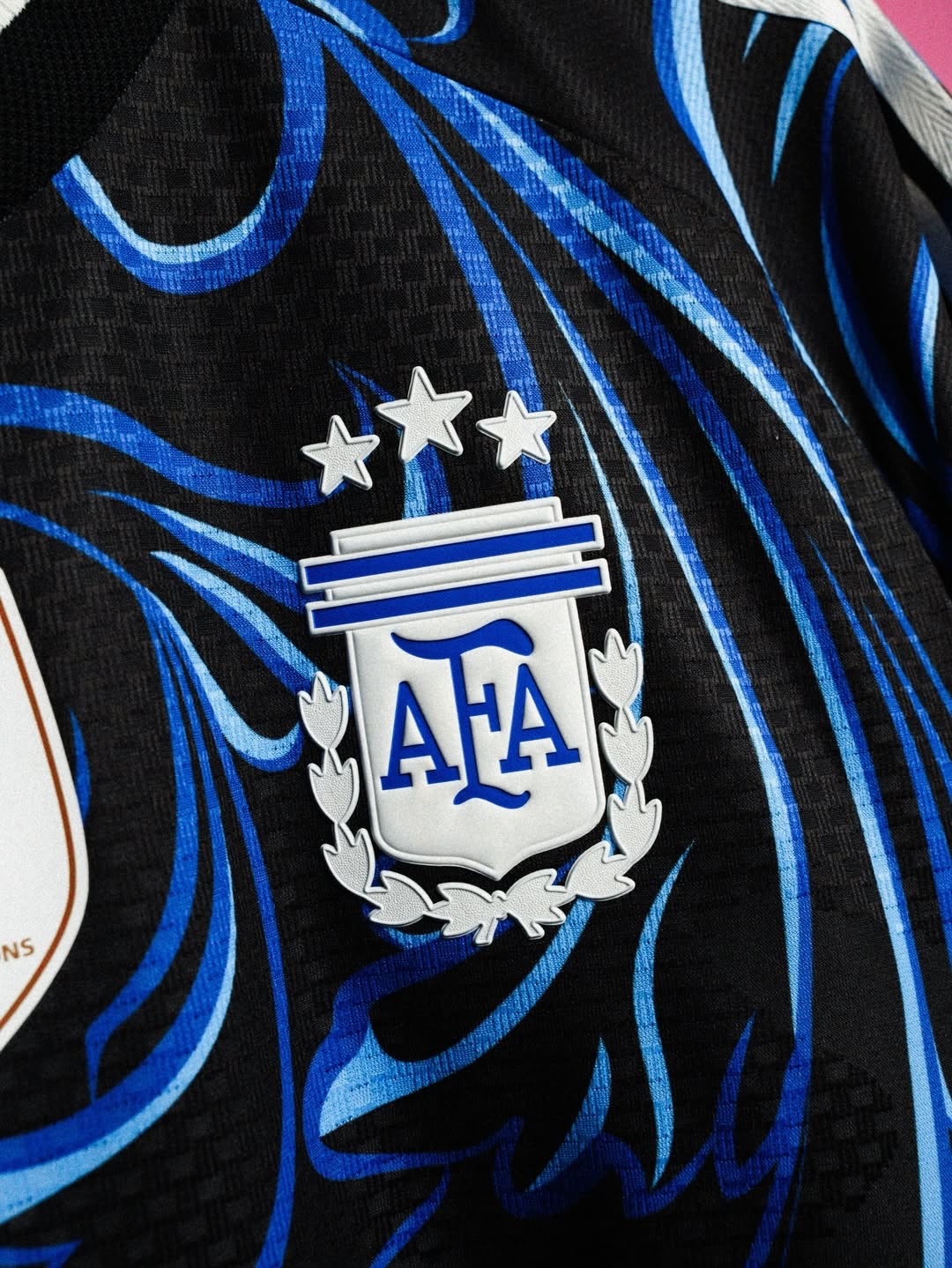 阿根廷国家队客场球衣发布。世界杯梅西