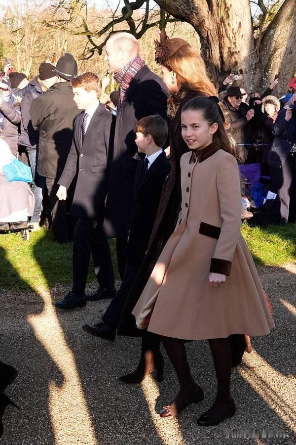 今天，威廉和凯特、查尔斯与卡米拉带领其他王室高级成员在桑德林汉姆的圣玛丽抹大拉教