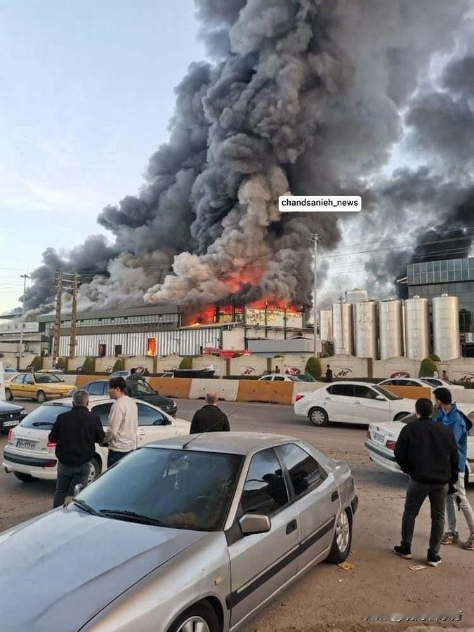 快讯：伊朗北部城市阿莫尔的卡勒乳品厂刚刚发生大爆炸，整栋建筑燃起熊熊大火，该厂是