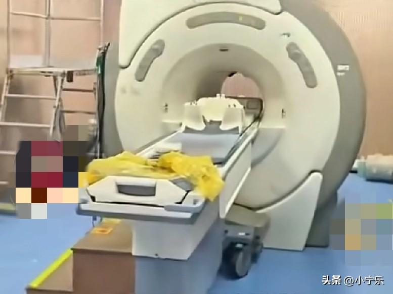 近日，湖北武汉一男子因颈部疼痛，于是在同济医院汉口院区预约了核磁共振检查，被医生
