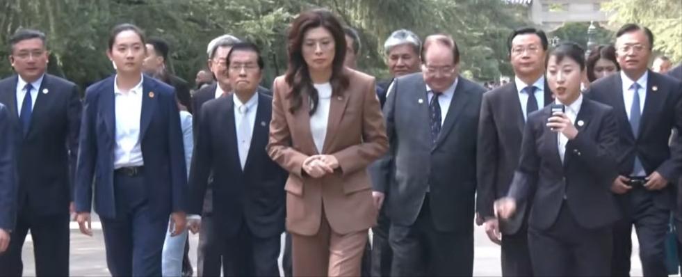 郑丽文“换装”谒中山陵 

正在大陆访问的国民党主席郑丽文今天（8日）上午9点率