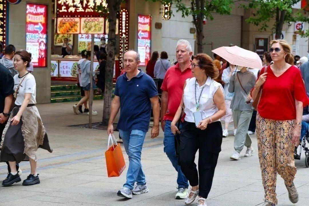 最近欧洲又是高温，又是缺空调，结果这波老外居然扎堆来咱们中国避暑了。

国家移民