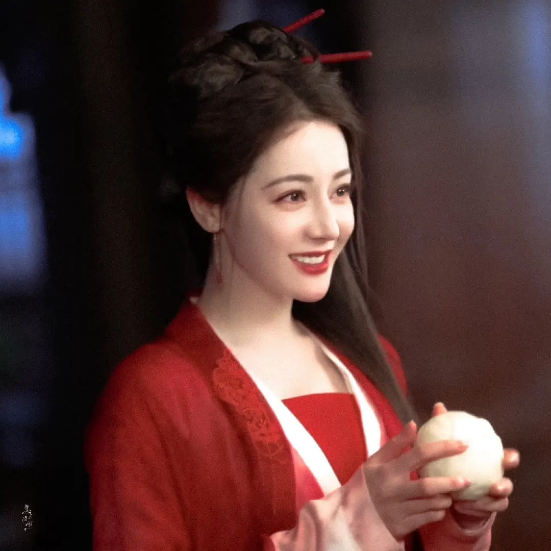 迪丽热巴。
