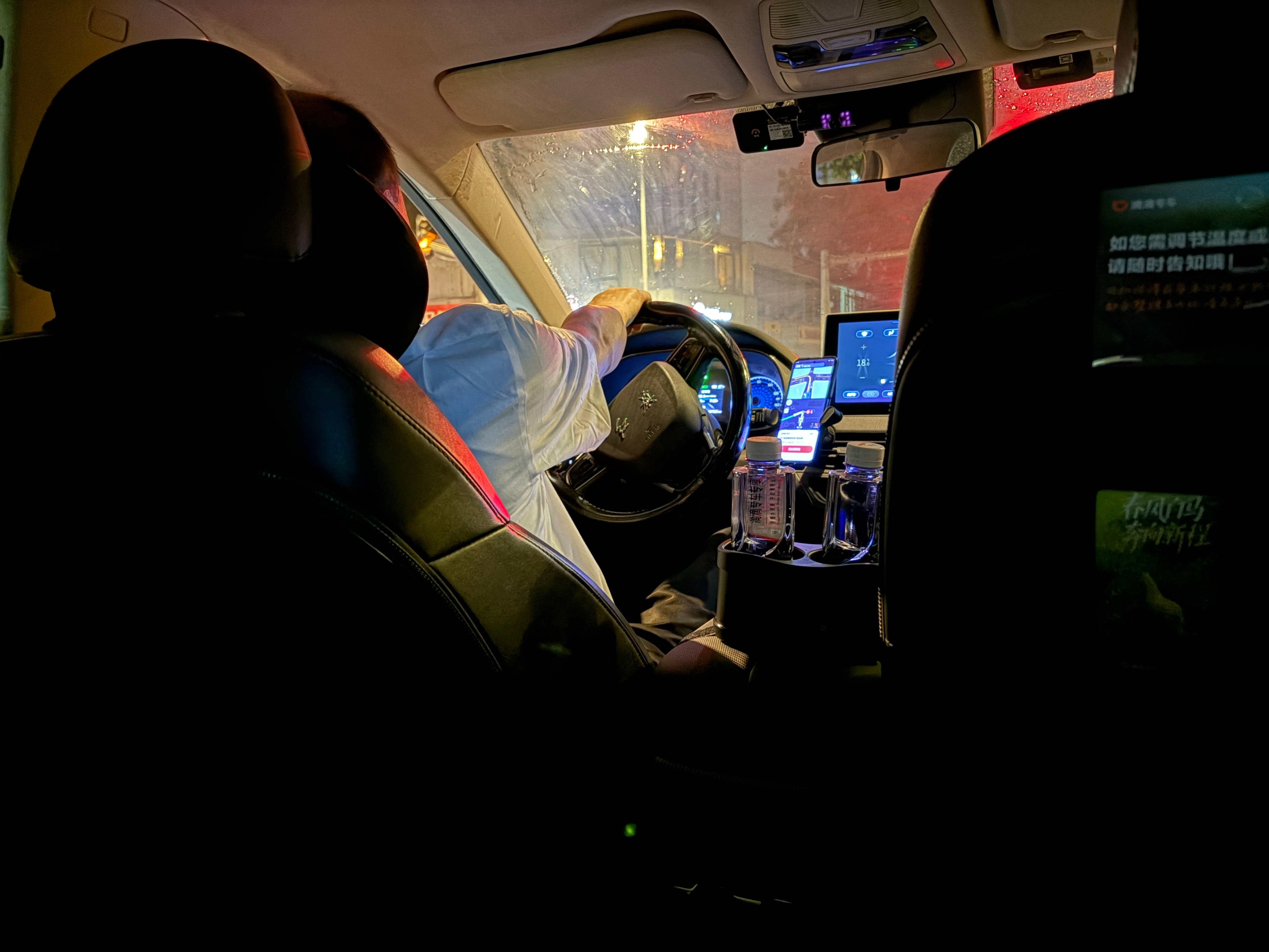 原来厦门机场有两个航站楼呀T3和T4离得巨远中间还得打车…别问我怎么知道的这航班