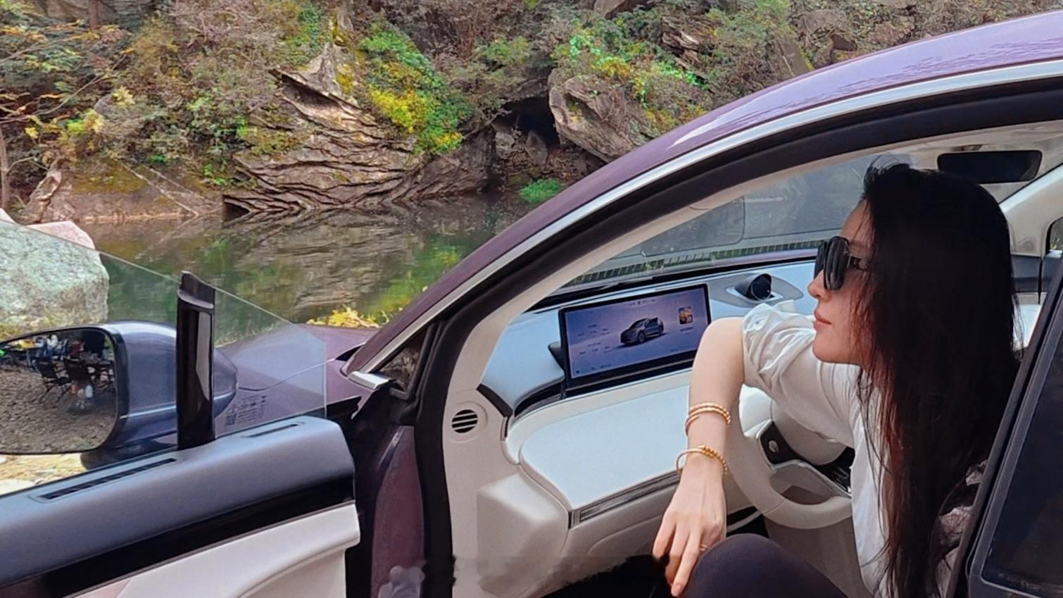 刘亦菲开智界R7春节露营我一会儿开R7去北京坊花灯，智驾出行省心省力，都是车友必