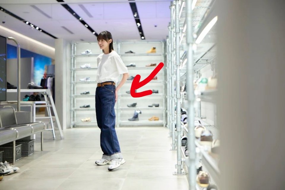 不知道为什么，我也喜欢试穿照镜子的时候，下意识用手掌往前推胯骨，🤔🤔也可能是