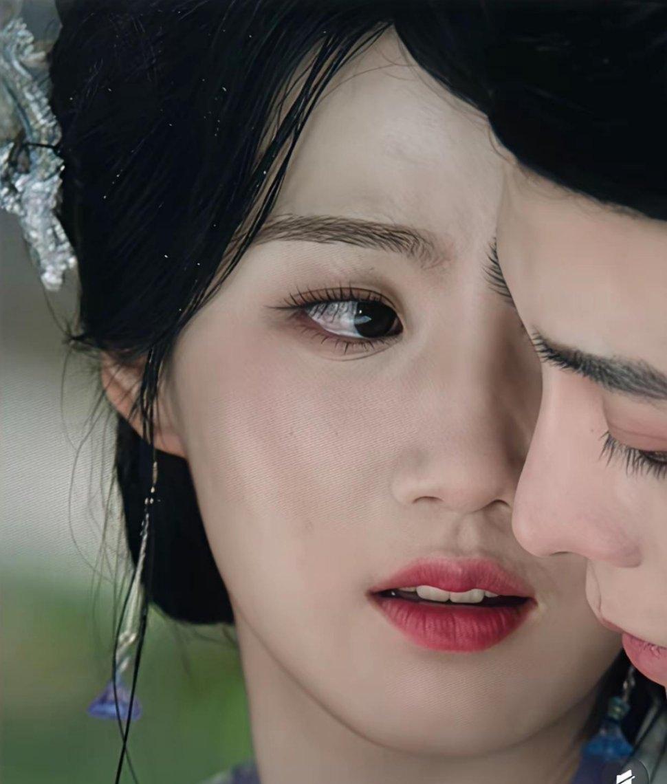 卢昱晓这个睫毛都分层了[泪奔]化妆师也是够敷衍的，原生睫毛向下，假睫毛向上，难道