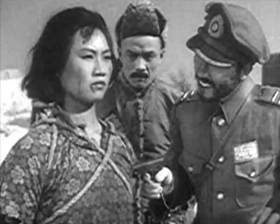 1942年，林心平被日军押送至刑场，残忍的敌人脱掉了她的上衣，用铁丝穿过她的身体