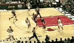 职业生涯的巅峰面对幼科，这压迫感！科比吐舌头表示模仿一下偶像！