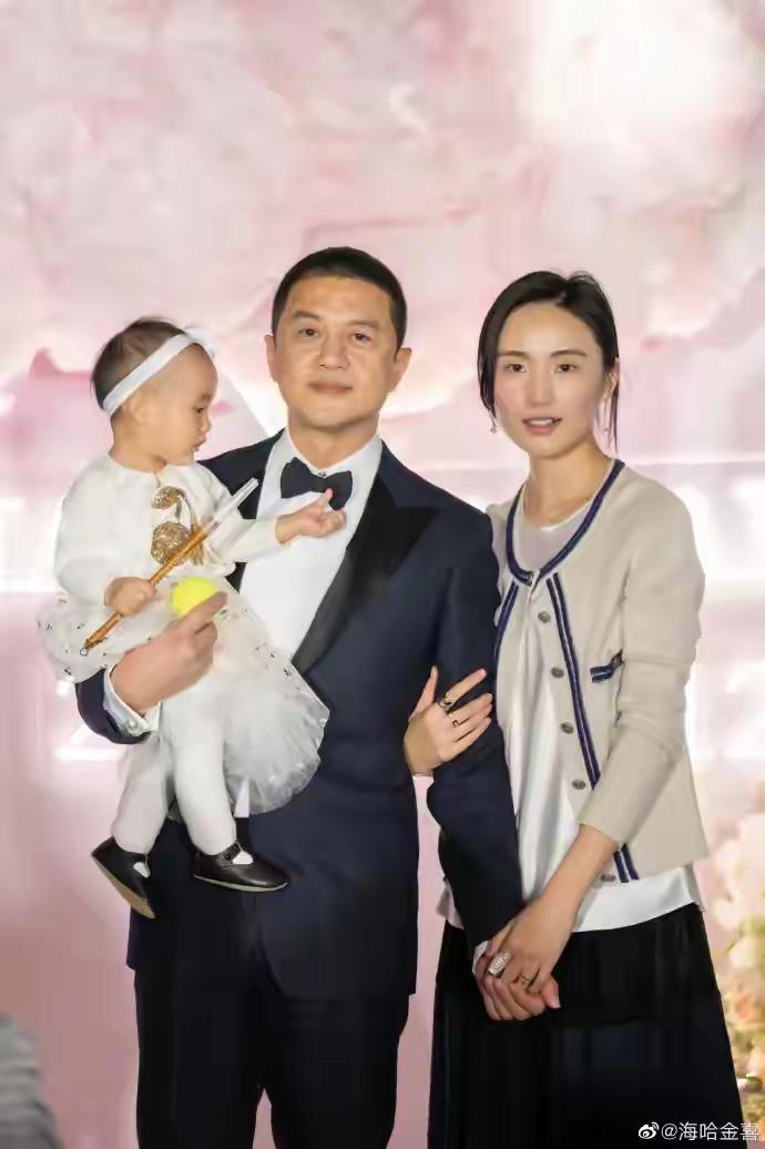 李亚鹏你这是不懂得珍惜
要是我有海哈这样的老婆
我门都不愿意出
不是因为海哈长得
