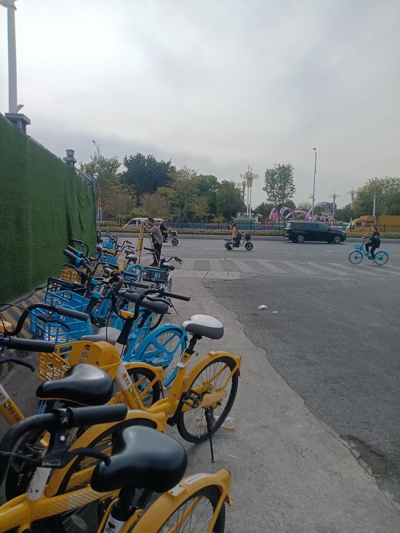 广州海珠区桥南新街新滘中路交汇处，新滘中路车来车往，马路对面就是广州海珠区赫赫有