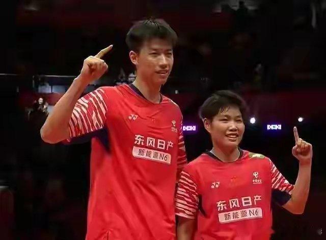 国羽混双总决赛4连冠冯彦哲/黄东萍直接2-0横扫队友蒋振邦/魏雅欣，不仅拿下俩人