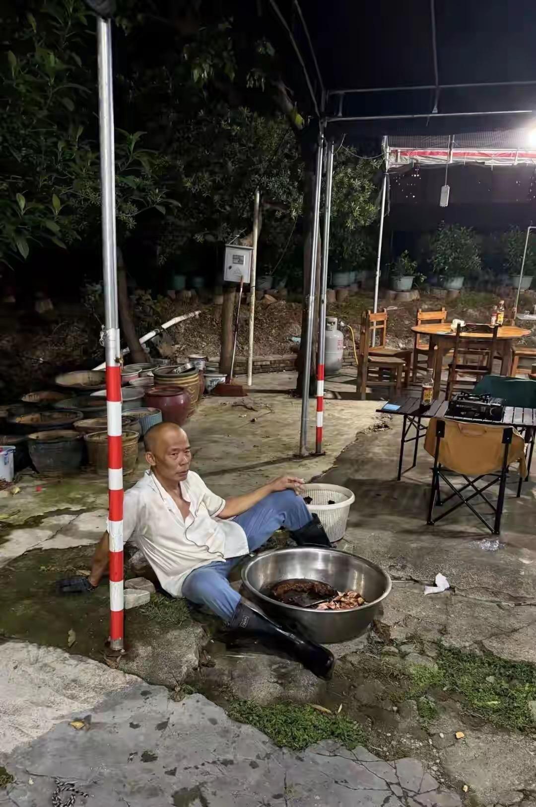 广东顺德莫氏鸡煲被网红带火后，老板花式劝退，喊着要倒闭、说用的冰冻鸡，还小号给自